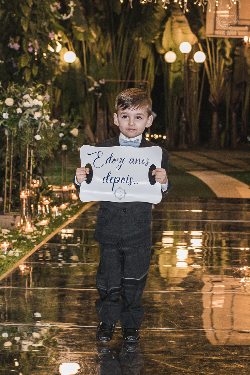 casamento classico com passarela espelhada luste luzes de noite no campo ao ar livre no ravena garden fotos pela fotografa premada Nayara Andrade de santos litoral de sao paulo