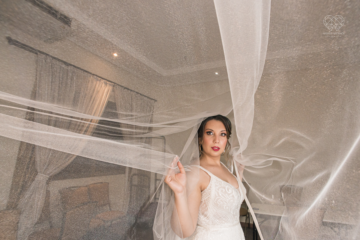 casamento classico com passarela espelhada luste luzes de noite no campo ao ar livre no ravena garden fotos pela fotografa premada Nayara Andrade de santos litoral de sao paulo