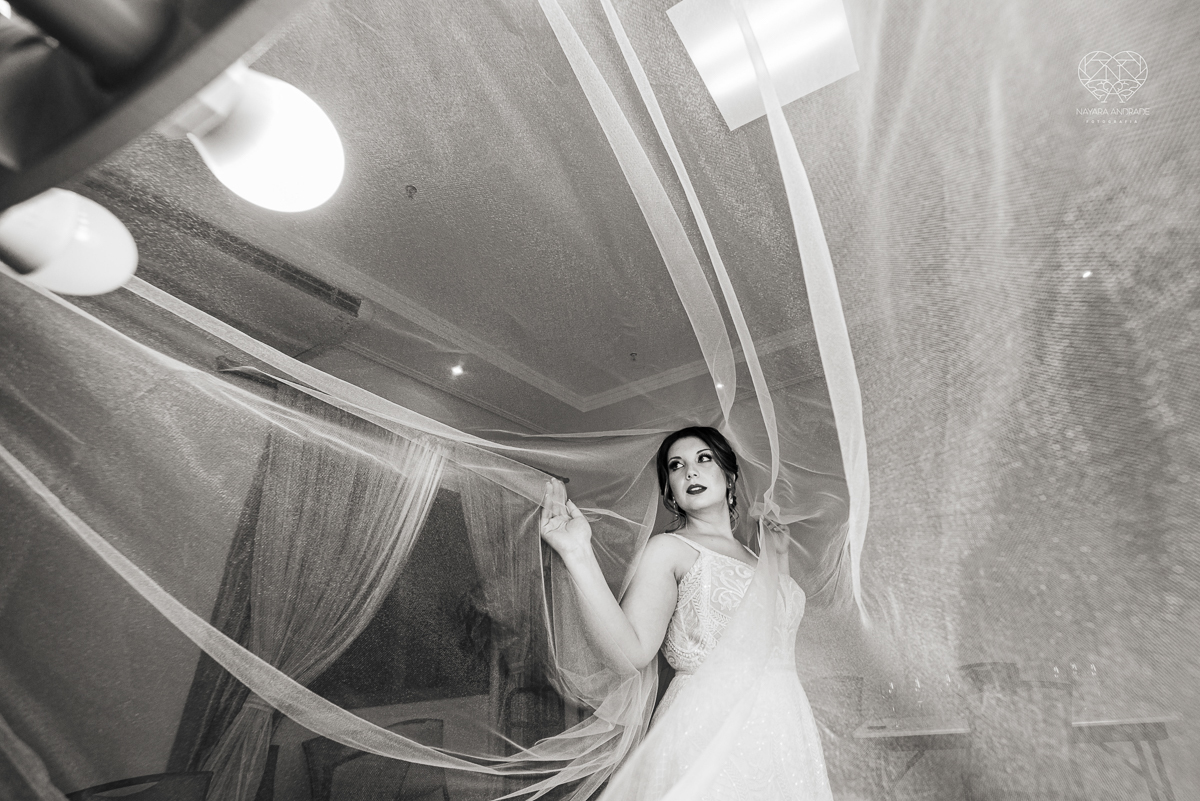 casamento classico com passarela espelhada luste luzes de noite no campo ao ar livre no ravena garden fotos pela fotografa premada Nayara Andrade de santos litoral de sao paulo