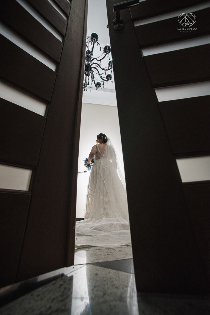 casamento classico com passarela espelhada luste luzes de noite no campo ao ar livre no ravena garden fotos pela fotografa premada Nayara Andrade de santos litoral de sao paulo