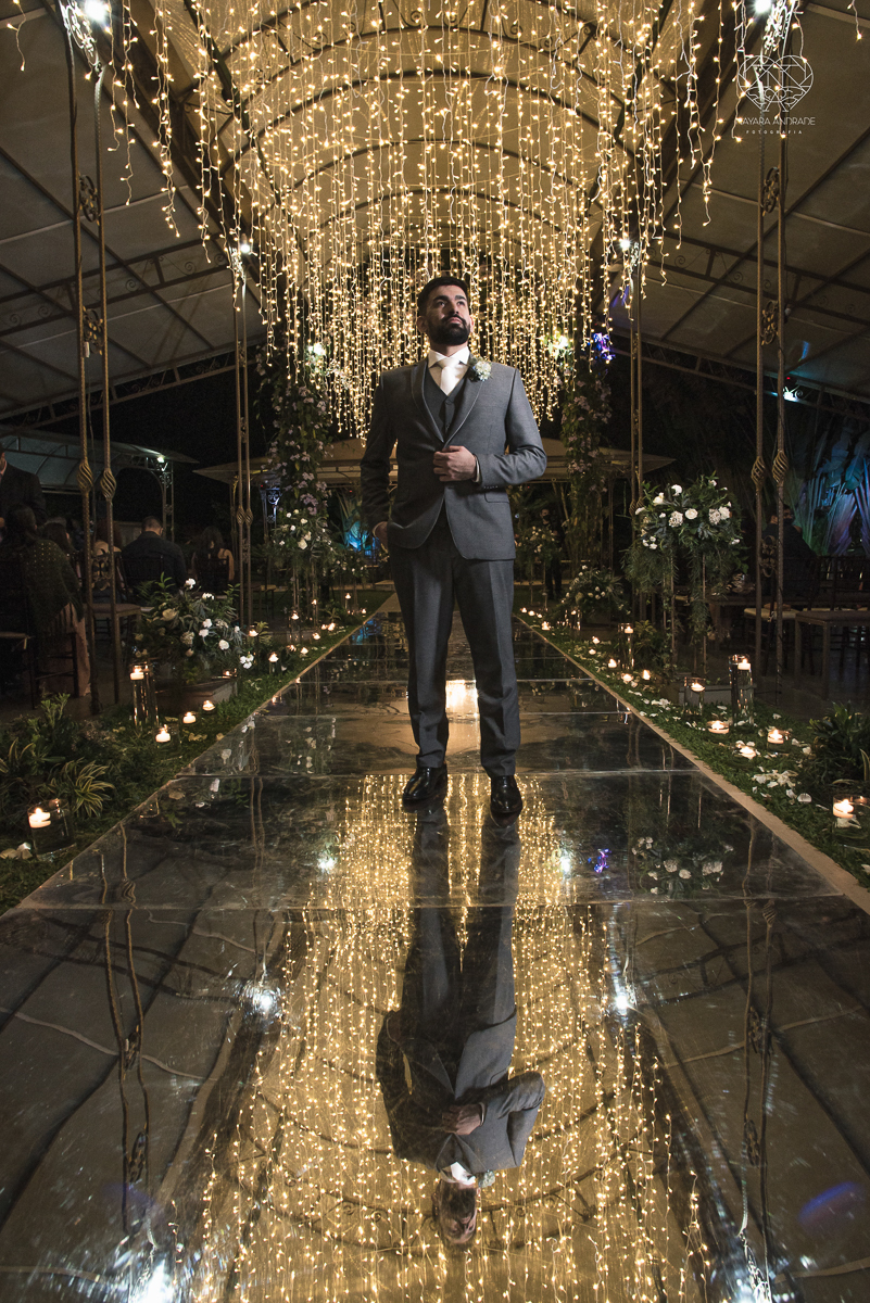 casamento classico com passarela espelhada luste luzes de noite no campo ao ar livre no ravena garden fotos pela fotografa premada Nayara Andrade de santos litoral de sao paulo
