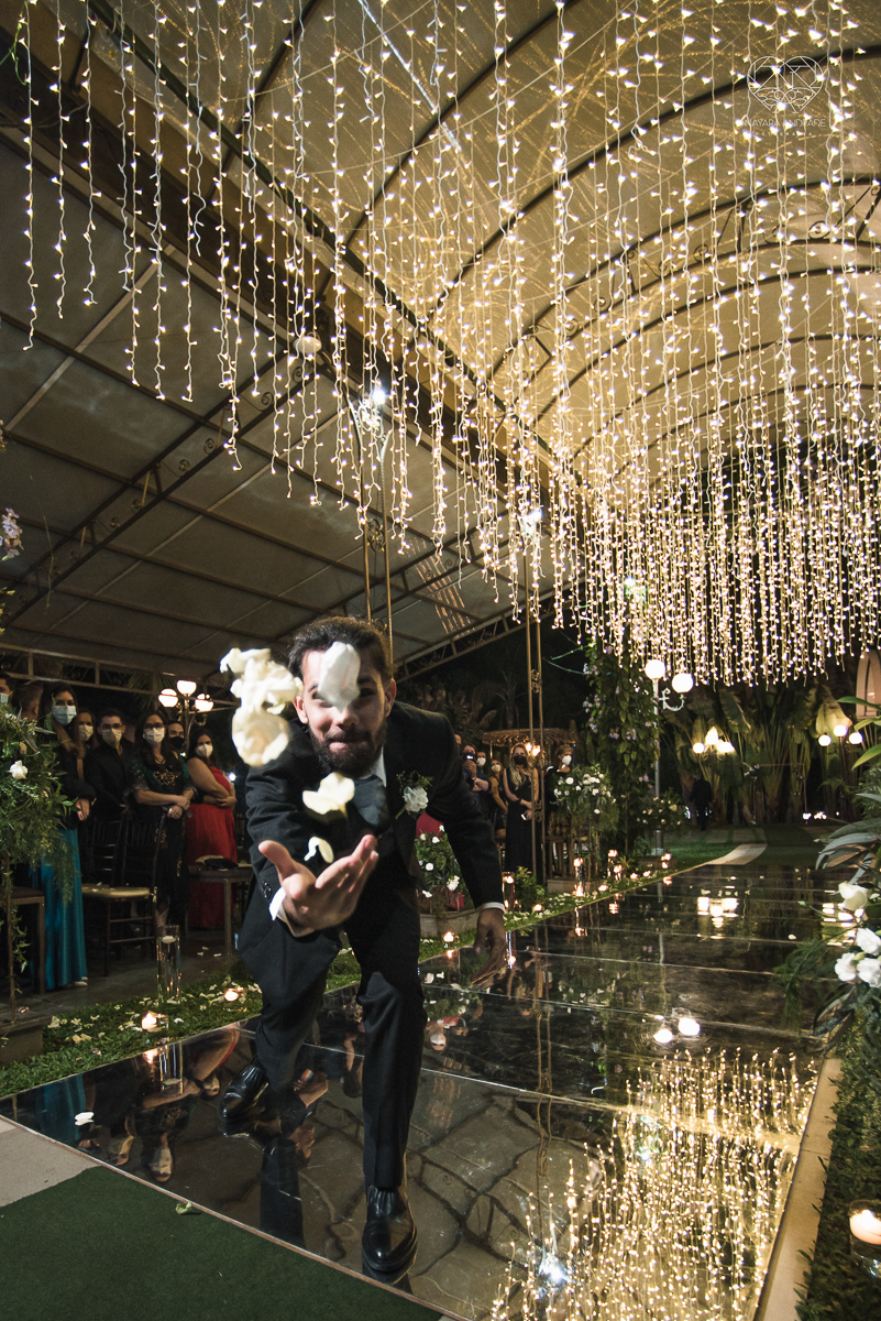 casamento classico com passarela espelhada luste luzes de noite no campo ao ar livre no ravena garden fotos pela fotografa premada Nayara Andrade de santos litoral de sao paulo