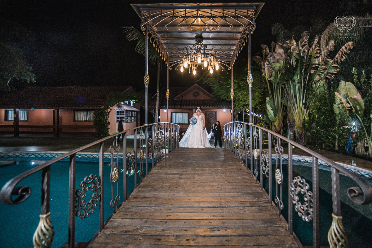 casamento classico com passarela espelhada luste luzes de noite no campo ao ar livre no ravena garden fotos pela fotografa premada Nayara Andrade de santos litoral de sao paulo