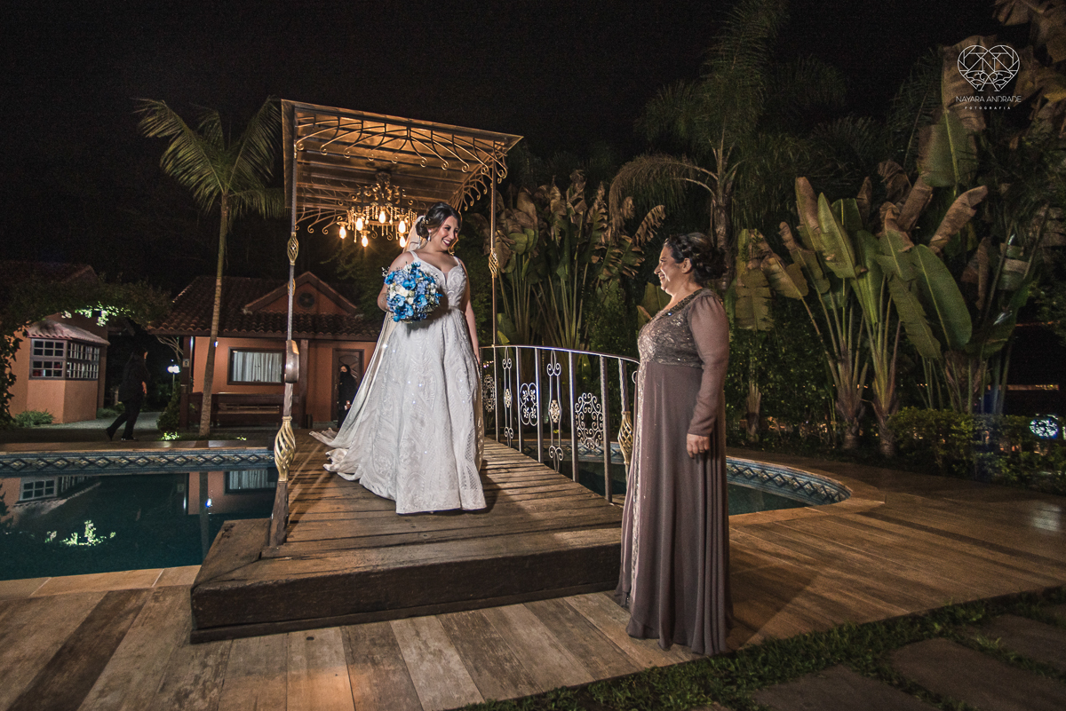 casamento classico com passarela espelhada luste luzes de noite no campo ao ar livre no ravena garden fotos pela fotografa premada Nayara Andrade de santos litoral de sao paulo