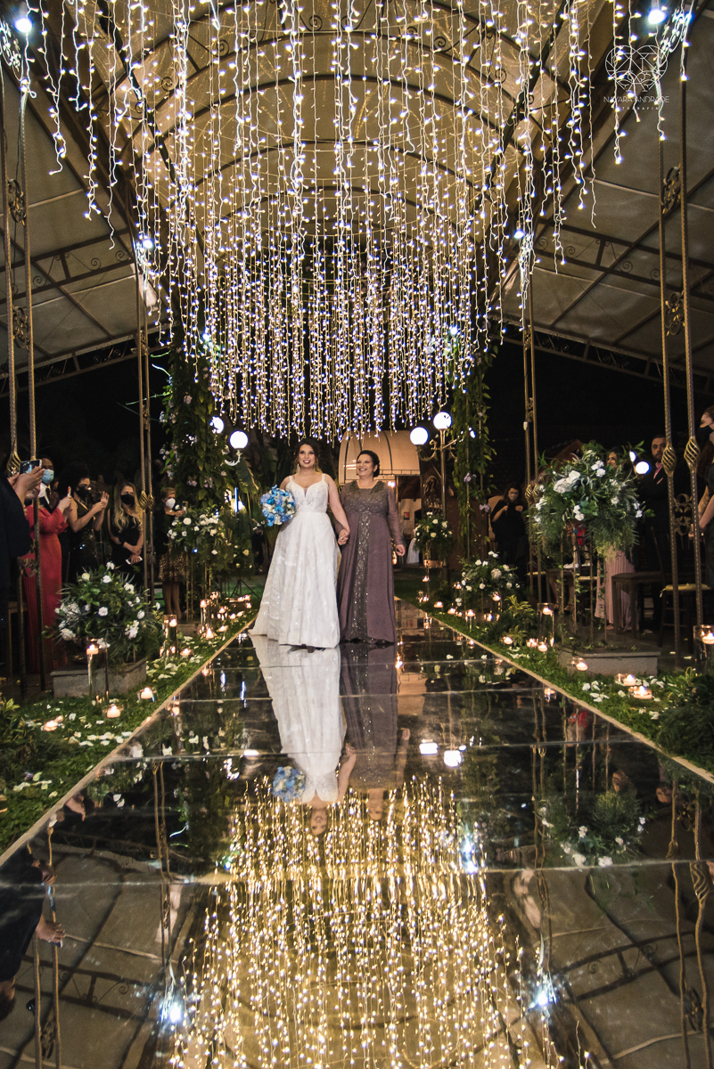 casamento classico com passarela espelhada luste luzes de noite no campo ao ar livre no ravena garden fotos pela fotografa premada Nayara Andrade de santos litoral de sao paulo