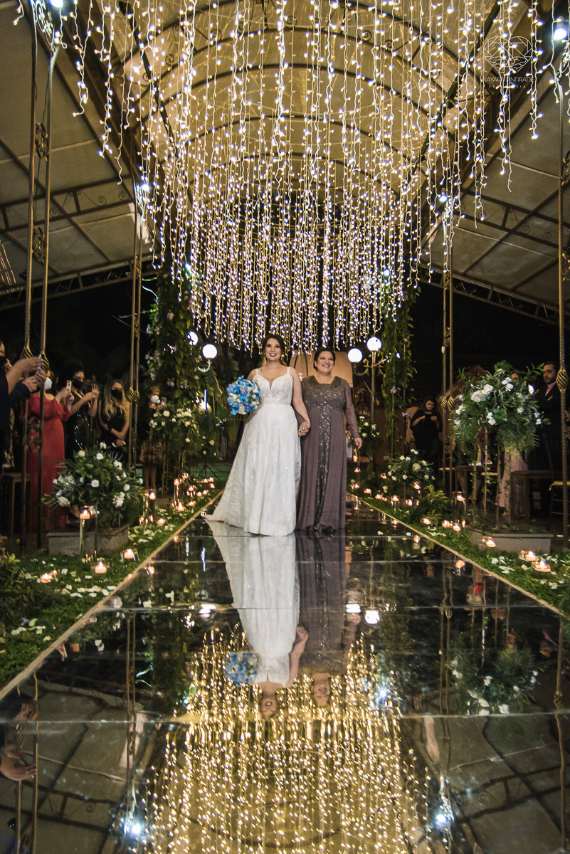casamento classico com passarela espelhada luste luzes de noite no campo ao ar livre no ravena garden fotos pela fotografa premada Nayara Andrade de santos litoral de sao paulo