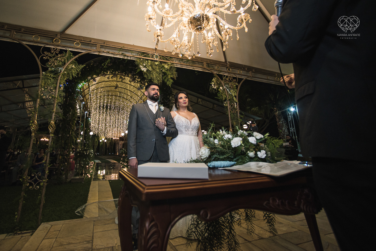 casamento classico com passarela espelhada luste luzes de noite no campo ao ar livre no ravena garden fotos pela fotografa premada Nayara Andrade de santos litoral de sao paulo