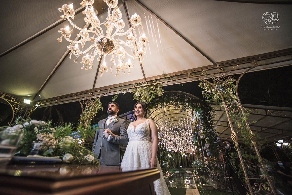 casamento classico com passarela espelhada luste luzes de noite no campo ao ar livre no ravena garden fotos pela fotografa premada Nayara Andrade de santos litoral de sao paulo