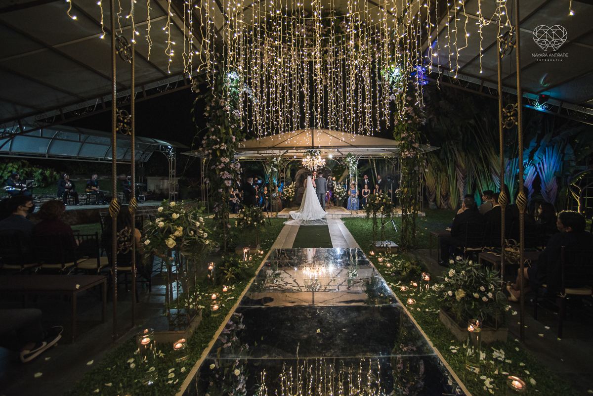 casamento classico com passarela espelhada luste luzes de noite no campo ao ar livre no ravena garden fotos pela fotografa premada Nayara Andrade de santos litoral de sao paulo