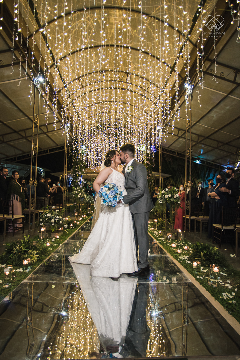 casamento classico com passarela espelhada luste luzes de noite no campo ao ar livre no ravena garden fotos pela fotografa premada Nayara Andrade de santos litoral de sao paulo
