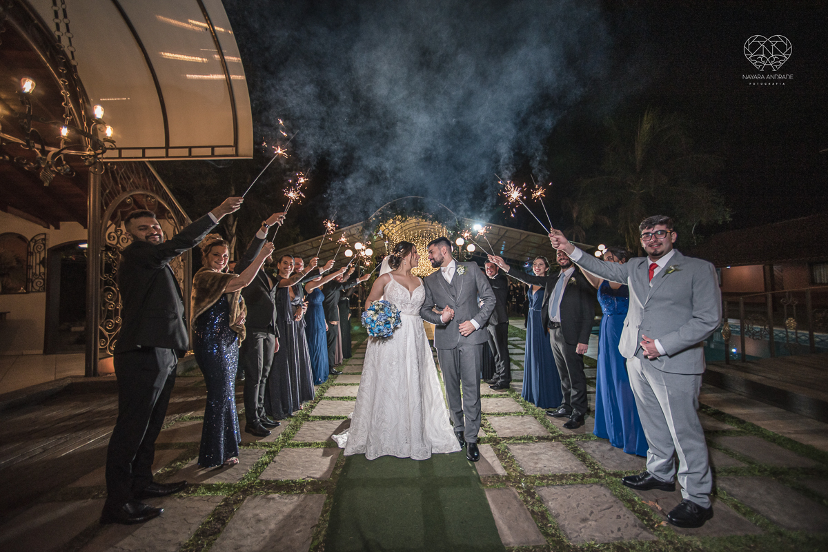 casamento classico com passarela espelhada luste luzes de noite no campo ao ar livre no ravena garden fotos pela fotografa premada Nayara Andrade de santos litoral de sao paulo