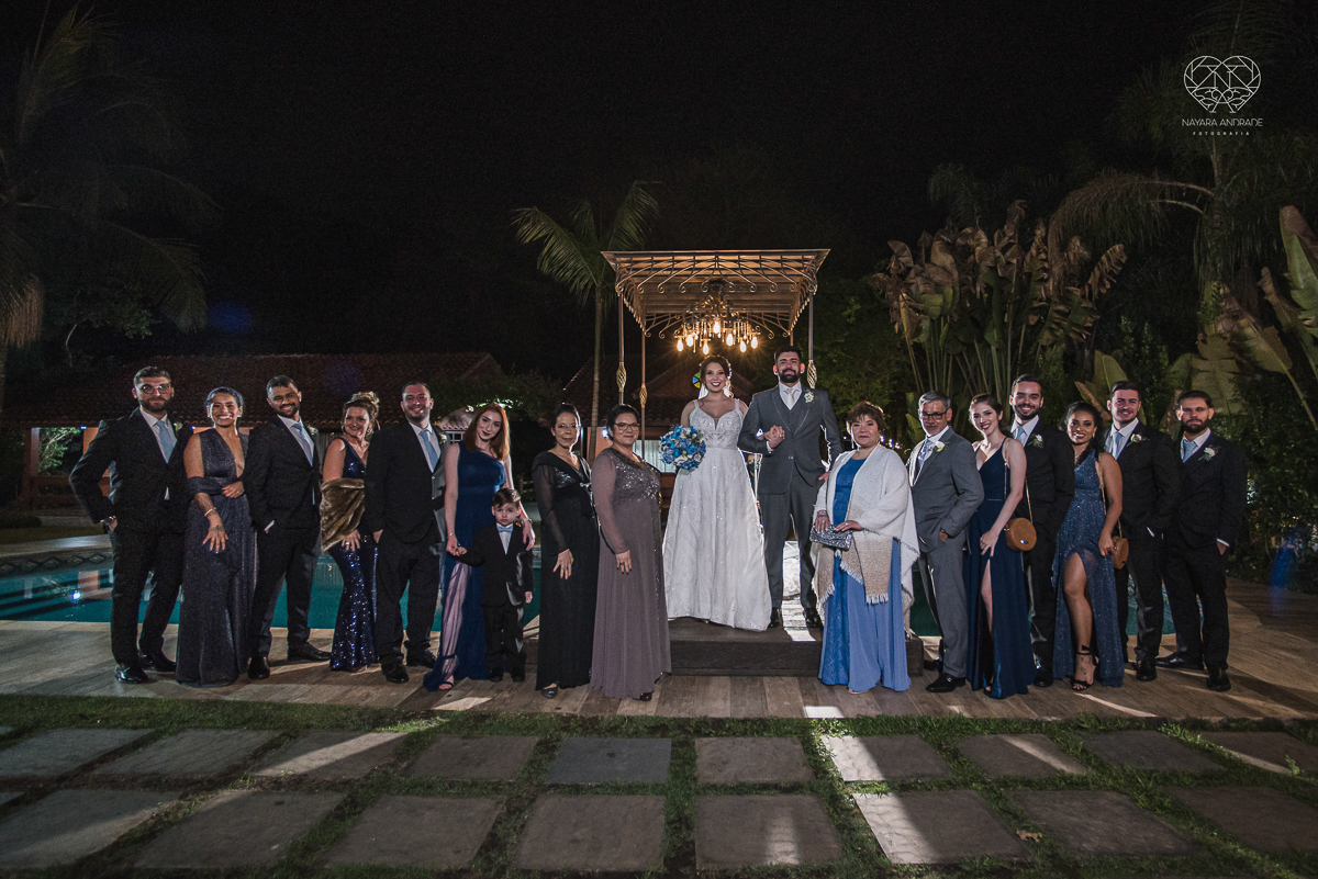 casamento classico com passarela espelhada luste luzes de noite no campo ao ar livre no ravena garden fotos pela fotografa premada Nayara Andrade de santos litoral de sao paulo