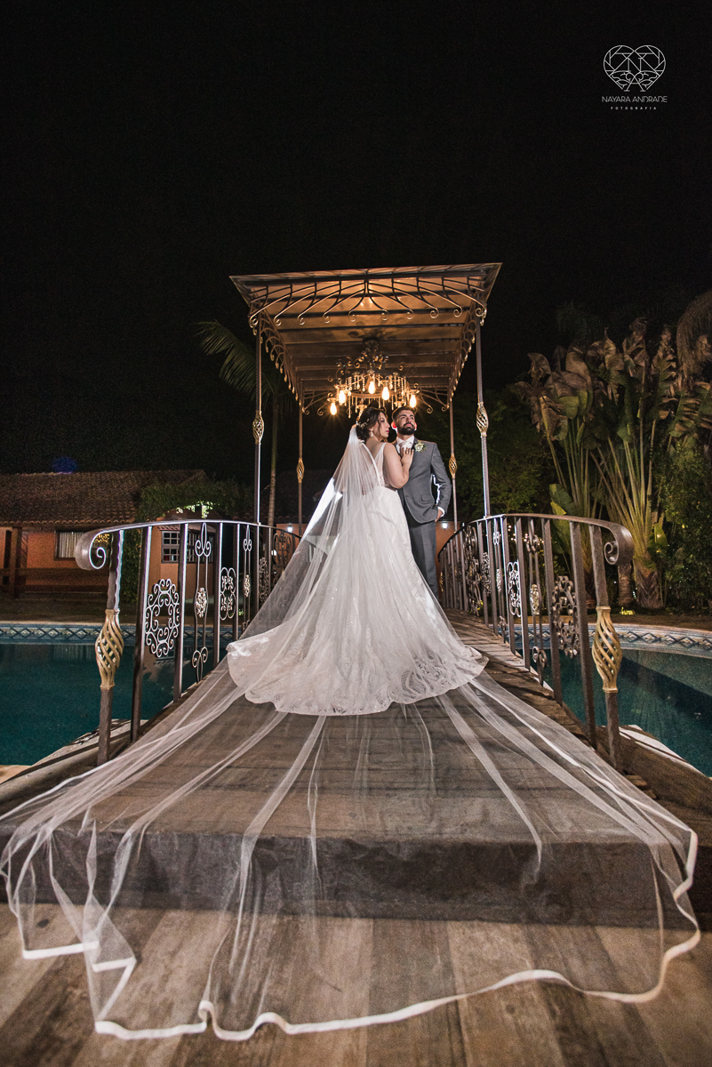 casamento classico com passarela espelhada luste luzes de noite no campo ao ar livre no ravena garden fotos pela fotografa premada Nayara Andrade de santos litoral de sao paulo