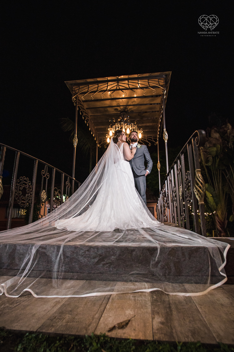 casamento classico com passarela espelhada luste luzes de noite no campo ao ar livre no ravena garden fotos pela fotografa premada Nayara Andrade de santos litoral de sao paulo