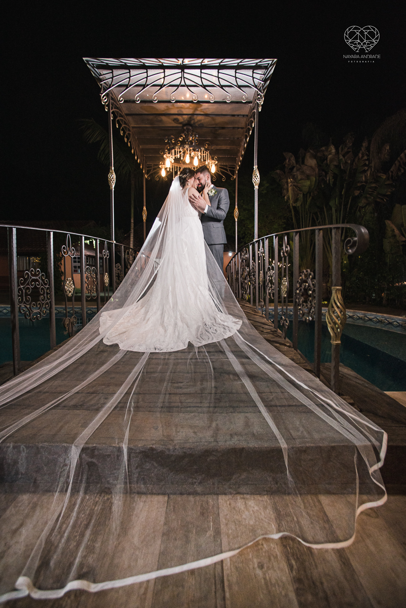 casamento classico com passarela espelhada luste luzes de noite no campo ao ar livre no ravena garden fotos pela fotografa premada Nayara Andrade de santos litoral de sao paulo