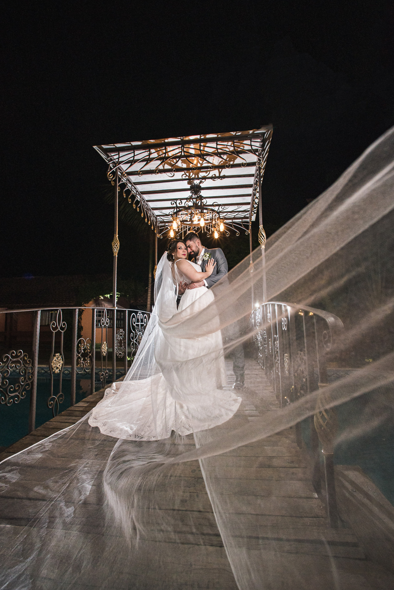 casamento classico com passarela espelhada luste luzes de noite no campo ao ar livre no ravena garden fotos pela fotografa premada Nayara Andrade de santos litoral de sao paulo