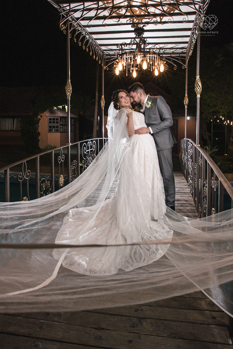 casamento classico com passarela espelhada luste luzes de noite no campo ao ar livre no ravena garden fotos pela fotografa premada Nayara Andrade de santos litoral de sao paulo