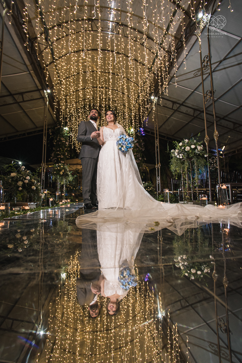 casamento classico com passarela espelhada luste luzes de noite no campo ao ar livre no ravena garden fotos pela fotografa premada Nayara Andrade de santos litoral de sao paulo