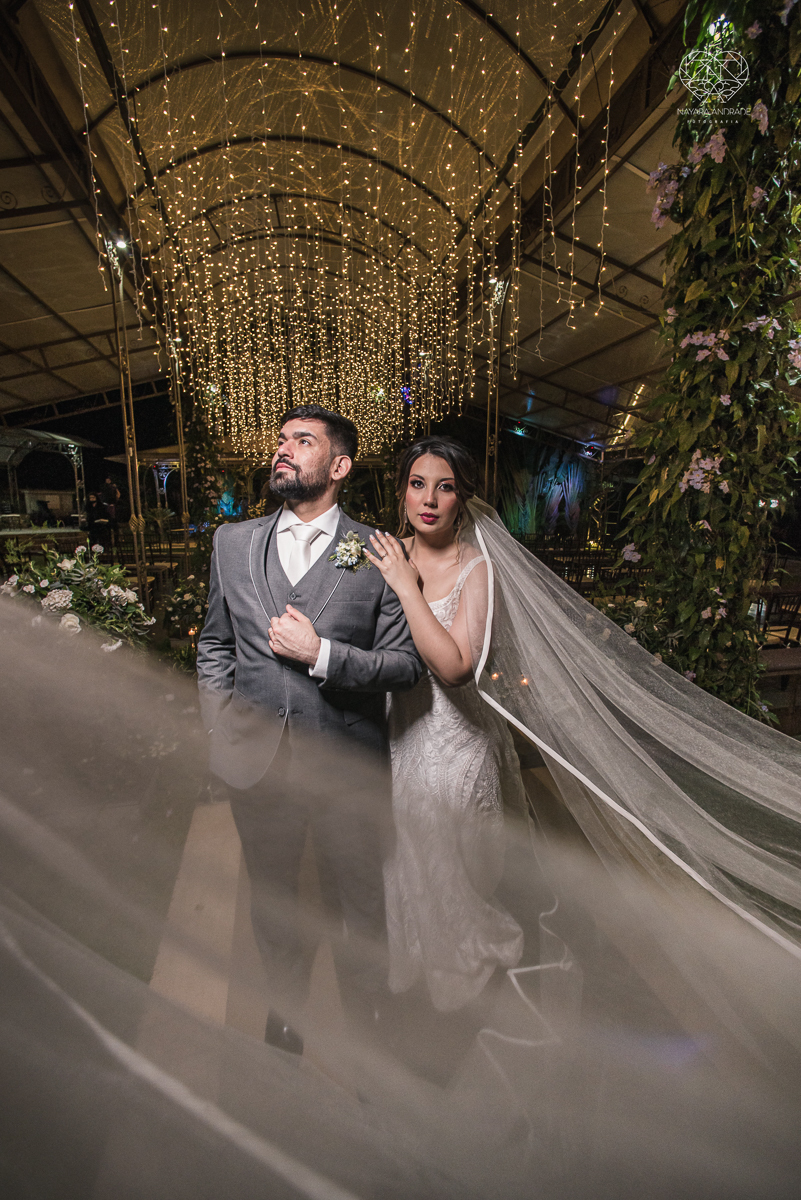 casamento classico com passarela espelhada luste luzes de noite no campo ao ar livre no ravena garden fotos pela fotografa premada Nayara Andrade de santos litoral de sao paulo