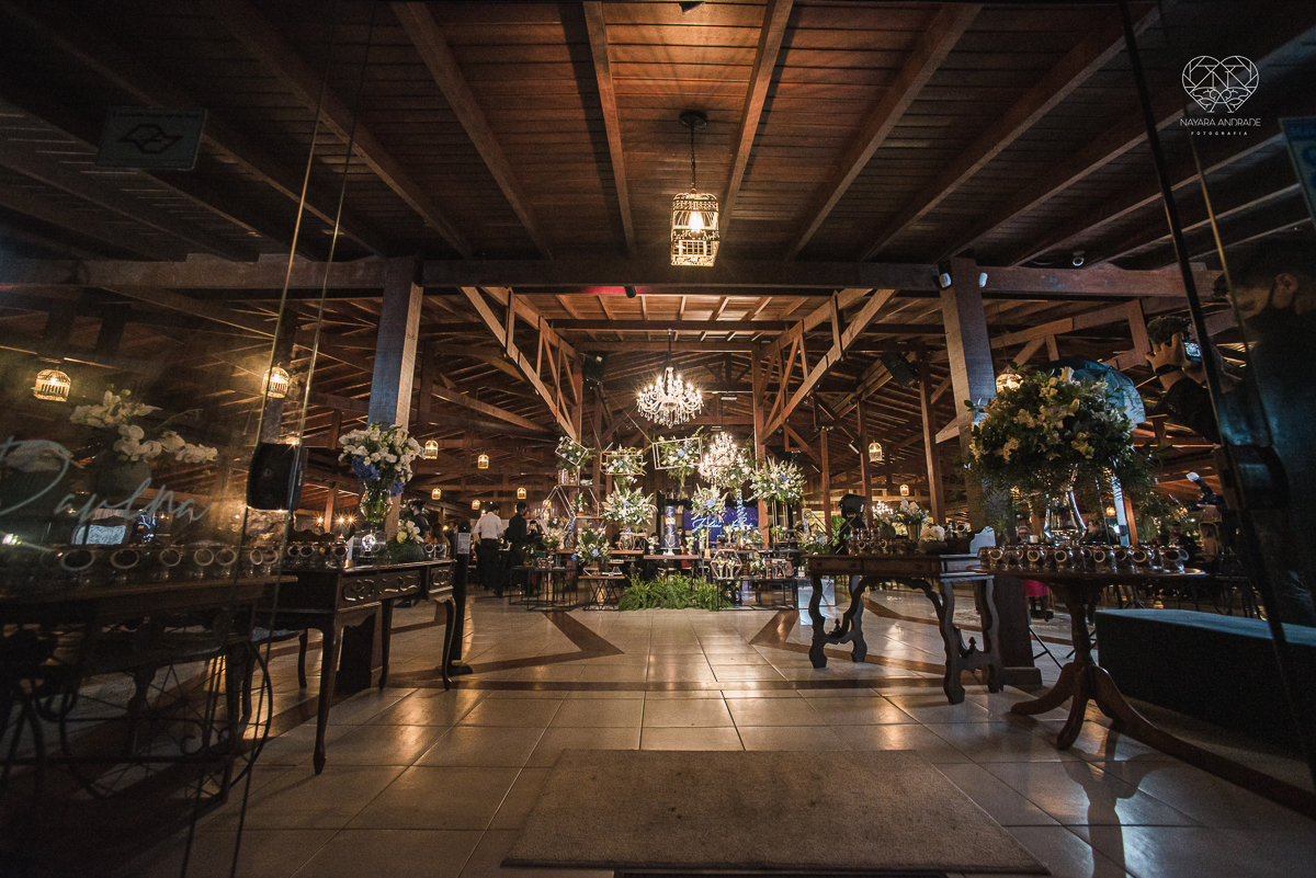 casamento classico com passarela espelhada luste luzes de noite no campo ao ar livre no ravena garden fotos pela fotografa premada Nayara Andrade de santos litoral de sao paulo