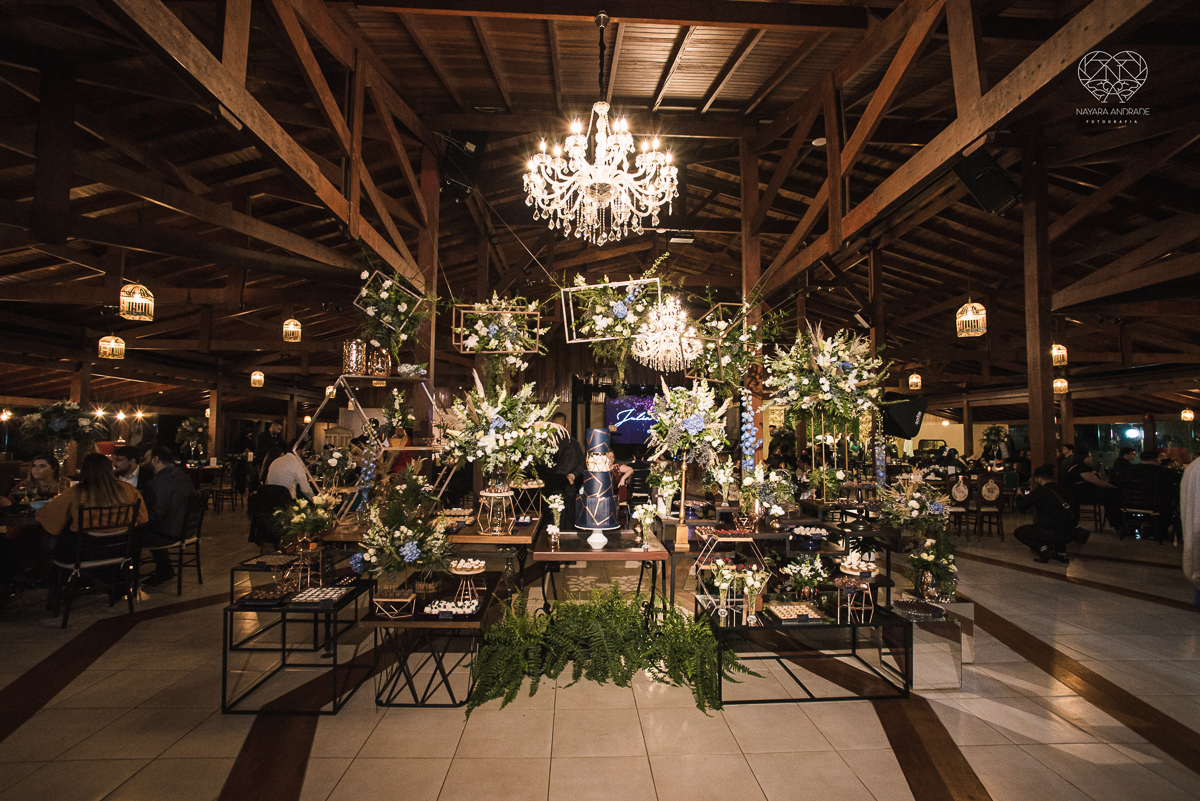 casamento classico com passarela espelhada luste luzes de noite no campo ao ar livre no ravena garden fotos pela fotografa premada Nayara Andrade de santos litoral de sao paulo
