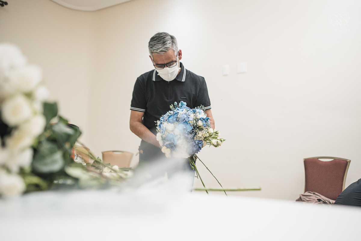 casamento classico com passarela espelhada luste luzes de noite no campo ao ar livre no ravena garden fotos pela fotografa premada Nayara Andrade de santos litoral de sao paulo