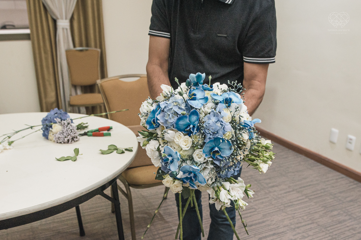 casamento classico com passarela espelhada luste luzes de noite no campo ao ar livre no ravena garden fotos pela fotografa premada Nayara Andrade de santos litoral de sao paulo