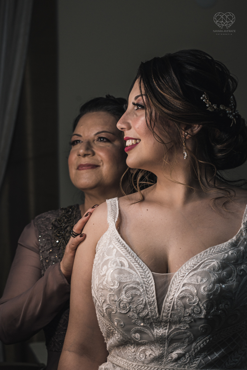 casamento classico com passarela espelhada luste luzes de noite no campo ao ar livre no ravena garden fotos pela fotografa premada Nayara Andrade de santos litoral de sao paulo