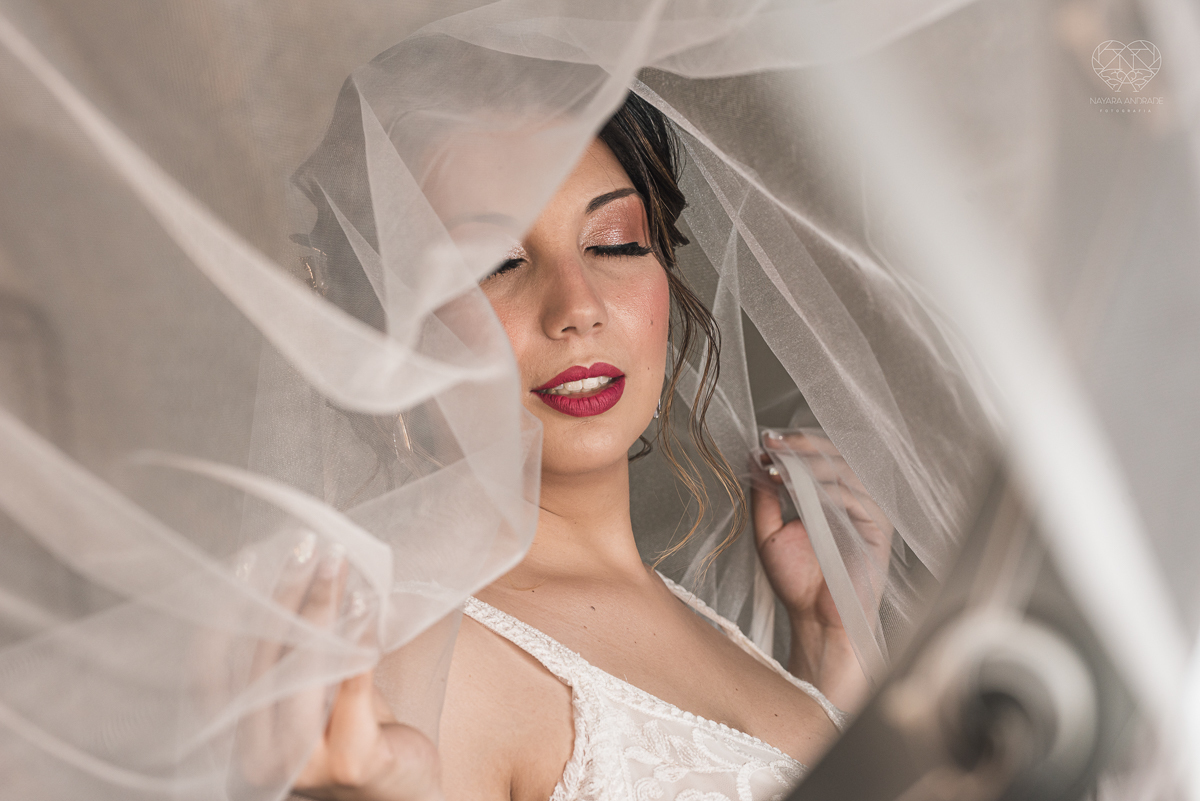 casamento classico com passarela espelhada luste luzes de noite no campo ao ar livre no ravena garden fotos pela fotografa premada Nayara Andrade de santos litoral de sao paulo