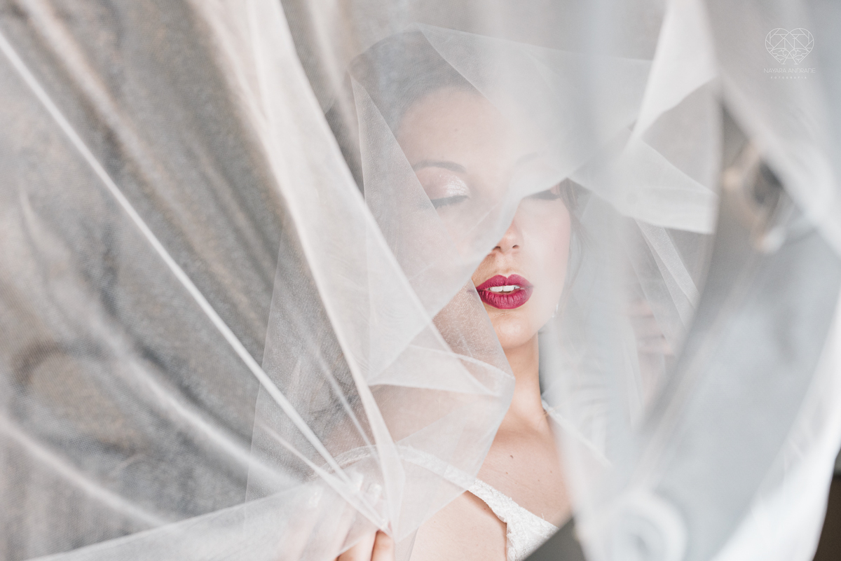 casamento classico com passarela espelhada luste luzes de noite no campo ao ar livre no ravena garden fotos pela fotografa premada Nayara Andrade de santos litoral de sao paulo