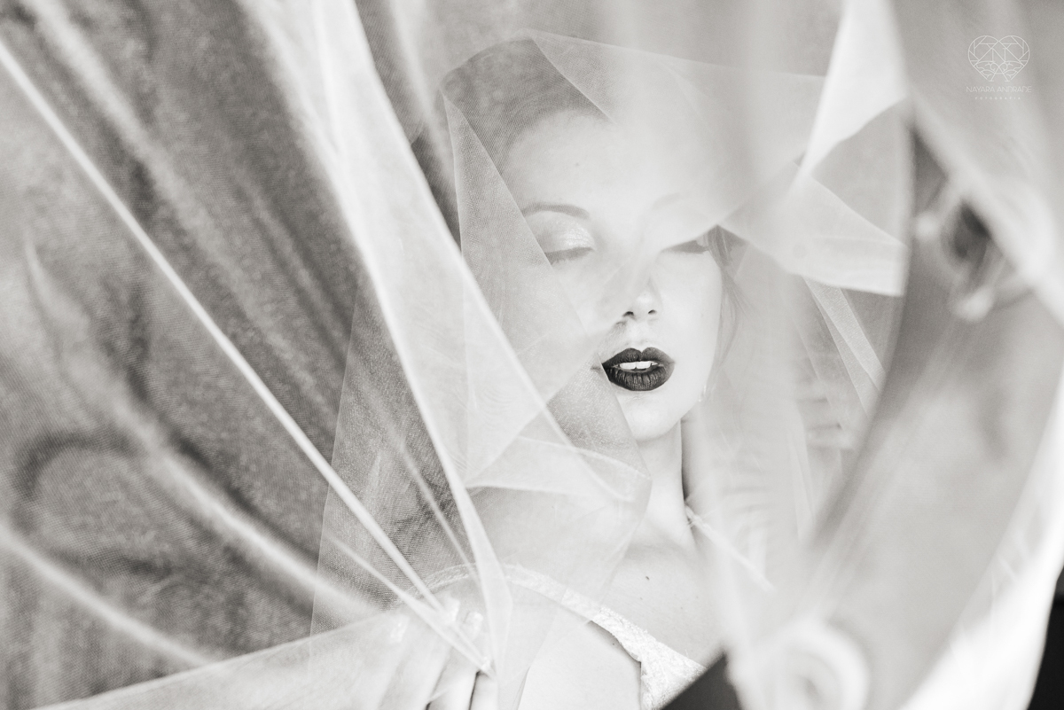 casamento classico com passarela espelhada luste luzes de noite no campo ao ar livre no ravena garden fotos pela fotografa premada Nayara Andrade de santos litoral de sao paulo