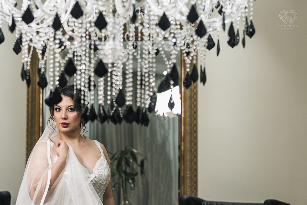 casamento classico com passarela espelhada luste luzes de noite no campo ao ar livre no ravena garden fotos pela fotografa premada Nayara Andrade de santos litoral de sao paulo