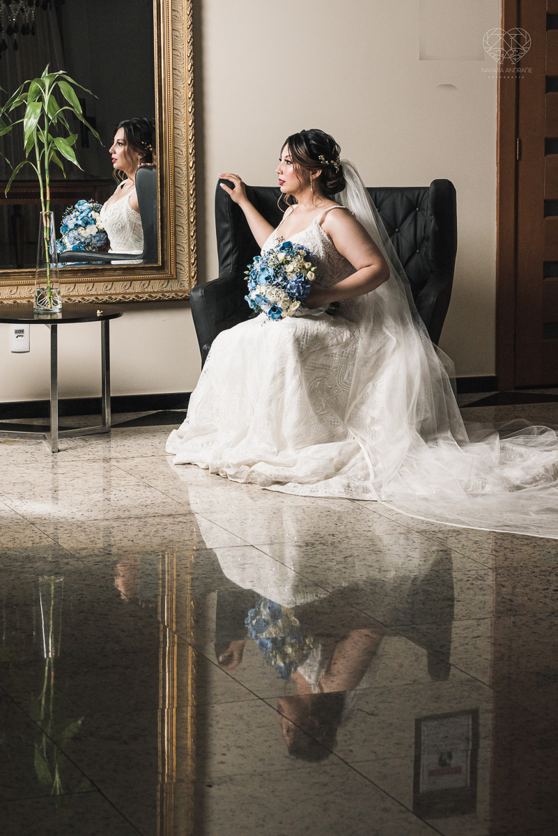 casamento classico com passarela espelhada luste luzes de noite no campo ao ar livre no ravena garden fotos pela fotografa premada Nayara Andrade de santos litoral de sao paulo