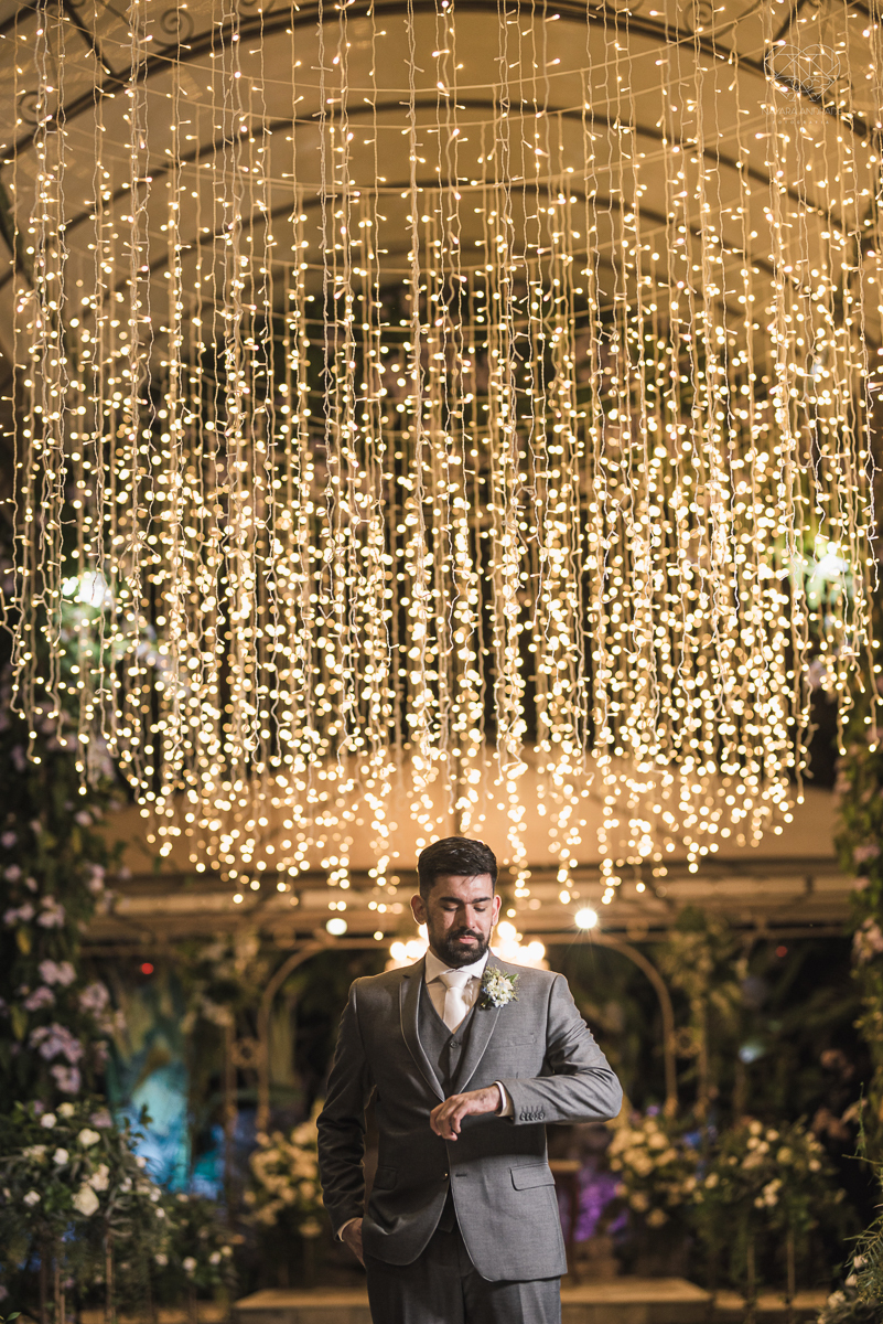 casamento classico com passarela espelhada luste luzes de noite no campo ao ar livre no ravena garden fotos pela fotografa premada Nayara Andrade de santos litoral de sao paulo