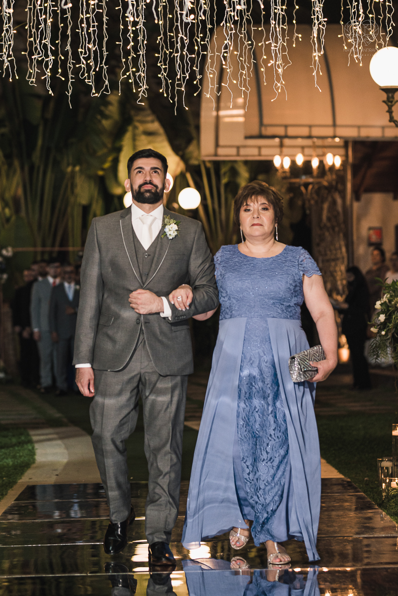casamento classico com passarela espelhada luste luzes de noite no campo ao ar livre no ravena garden fotos pela fotografa premada Nayara Andrade de santos litoral de sao paulo