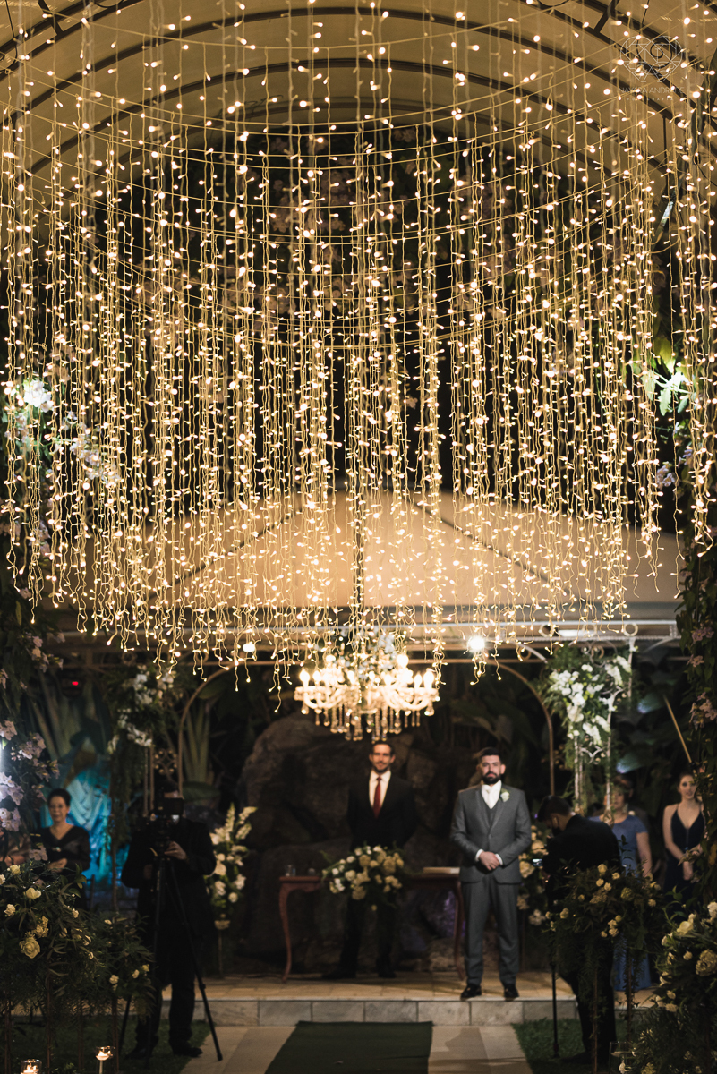 casamento classico com passarela espelhada luste luzes de noite no campo ao ar livre no ravena garden fotos pela fotografa premada Nayara Andrade de santos litoral de sao paulo