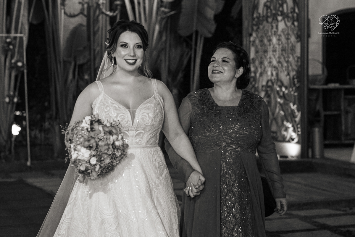 casamento classico com passarela espelhada luste luzes de noite no campo ao ar livre no ravena garden fotos pela fotografa premada Nayara Andrade de santos litoral de sao paulo