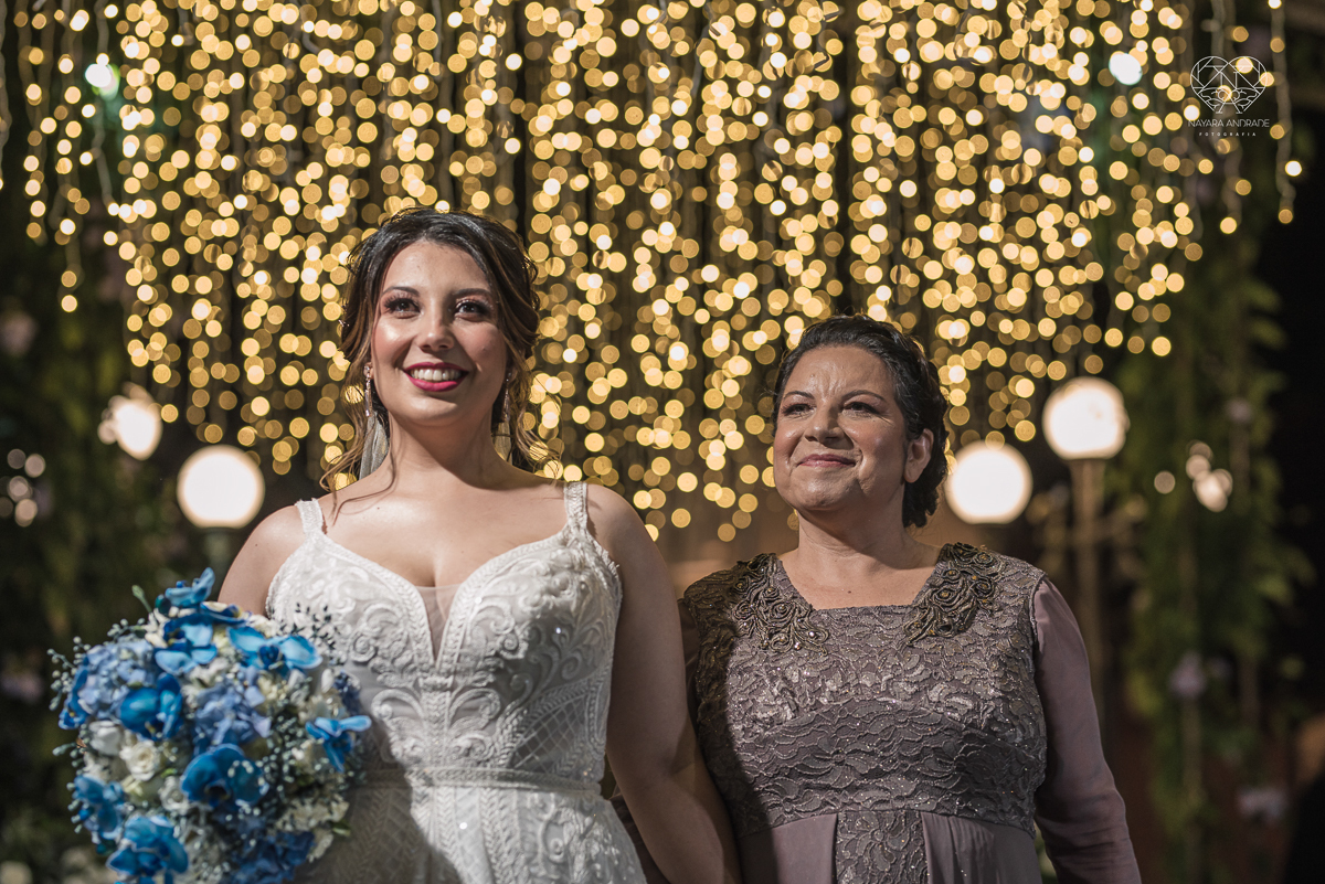 casamento classico com passarela espelhada luste luzes de noite no campo ao ar livre no ravena garden fotos pela fotografa premada Nayara Andrade de santos litoral de sao paulo