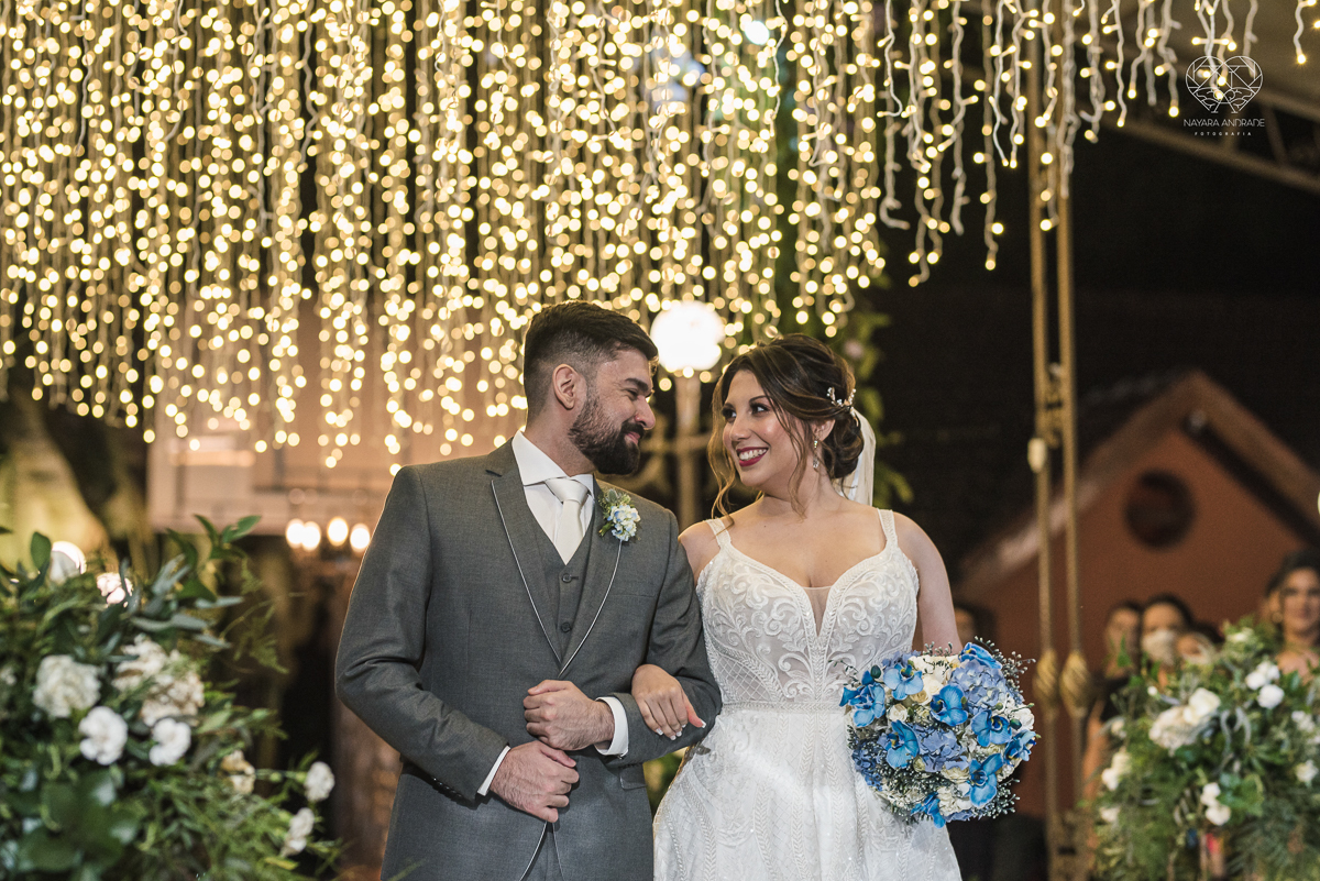 casamento classico com passarela espelhada luste luzes de noite no campo ao ar livre no ravena garden fotos pela fotografa premada Nayara Andrade de santos litoral de sao paulo