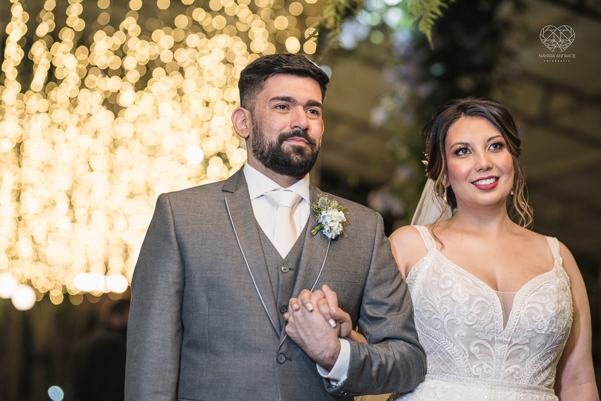 casamento classico com passarela espelhada luste luzes de noite no campo ao ar livre no ravena garden fotos pela fotografa premada Nayara Andrade de santos litoral de sao paulo
