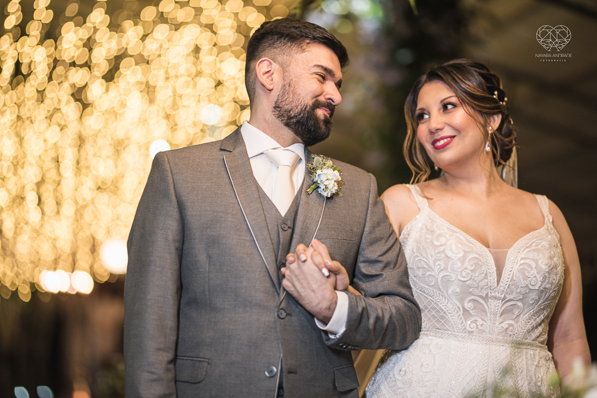 casamento classico com passarela espelhada luste luzes de noite no campo ao ar livre no ravena garden fotos pela fotografa premada Nayara Andrade de santos litoral de sao paulo