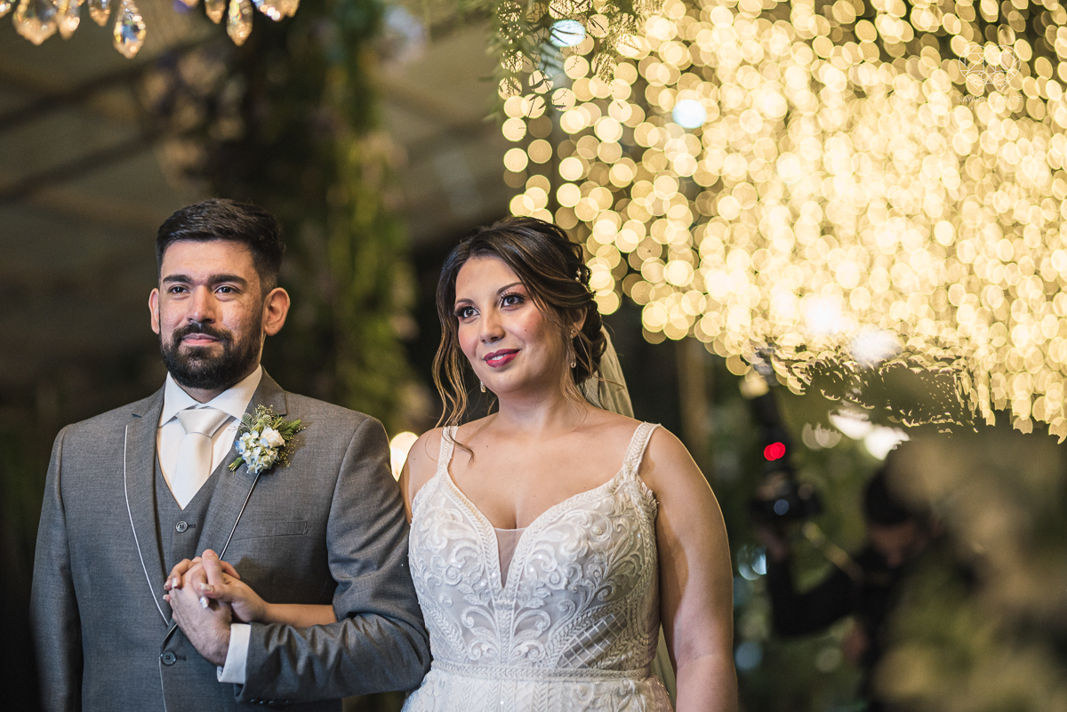casamento classico com passarela espelhada luste luzes de noite no campo ao ar livre no ravena garden fotos pela fotografa premada Nayara Andrade de santos litoral de sao paulo