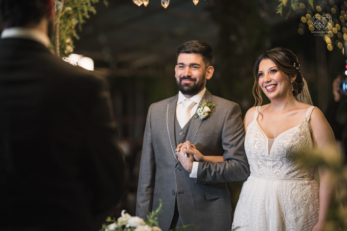 casamento classico com passarela espelhada luste luzes de noite no campo ao ar livre no ravena garden fotos pela fotografa premada Nayara Andrade de santos litoral de sao paulo