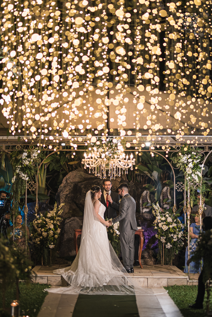 casamento classico com passarela espelhada luste luzes de noite no campo ao ar livre no ravena garden fotos pela fotografa premada Nayara Andrade de santos litoral de sao paulo