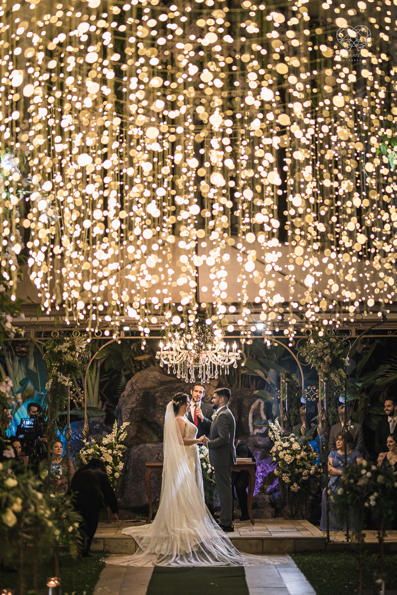 casamento classico com passarela espelhada luste luzes de noite no campo ao ar livre no ravena garden fotos pela fotografa premada Nayara Andrade de santos litoral de sao paulo