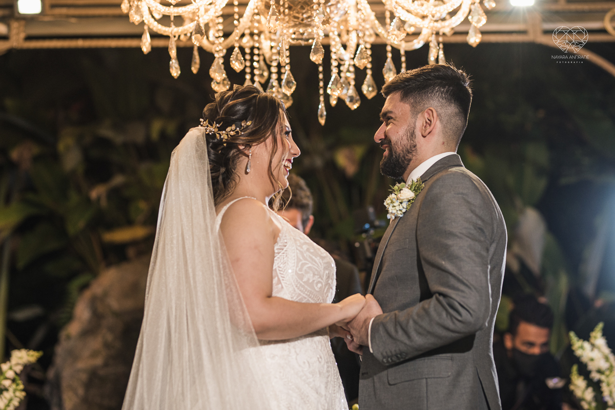 casamento classico com passarela espelhada luste luzes de noite no campo ao ar livre no ravena garden fotos pela fotografa premada Nayarcasamento classico com passarela espelhada luste luzes de noite no campo ao ar a Andrade de santos litoral de sao paulo