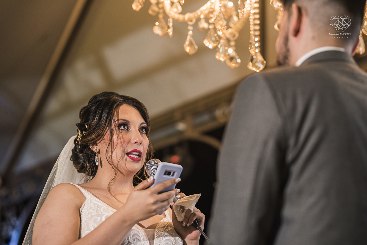 casamento classico com passarela espelhada luste luzes de noite no campo ao ar livre no ravena garden fotos pela fotografa premada Nayara Andrade de santos litoral de sao paulo
