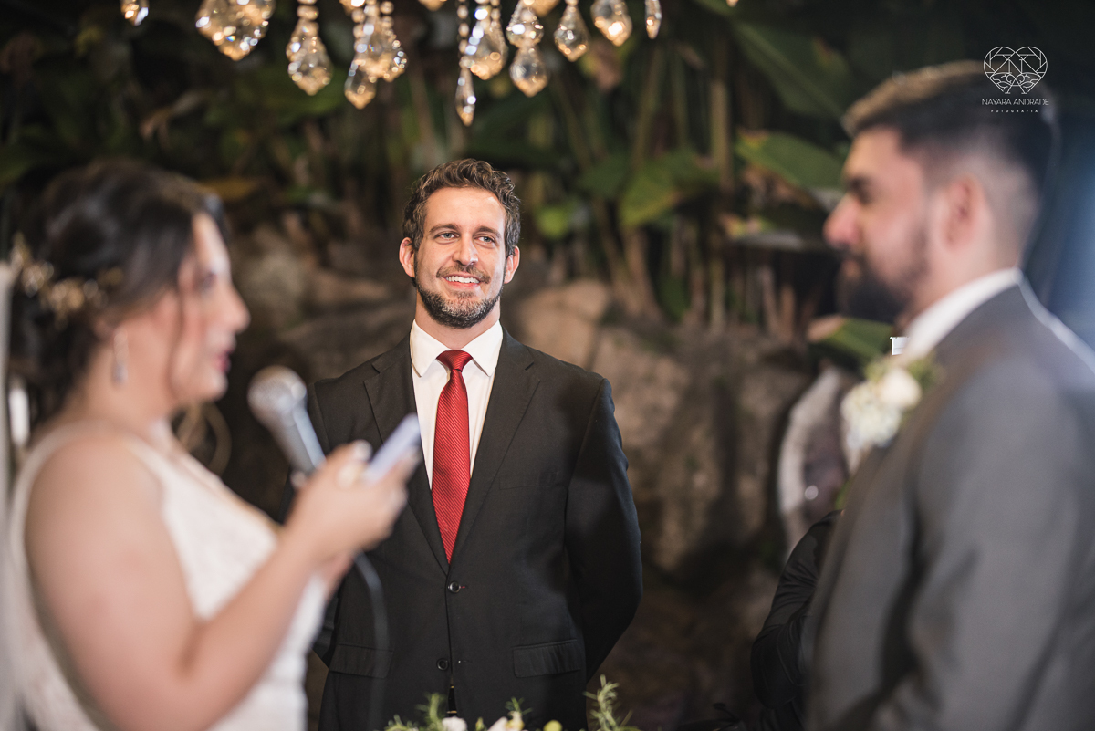 casamento classico com passarela espelhada luste luzes de noite no campo ao ar livre no ravena garden fotos pela fotografa premada Nayara Andrade de santos litoral de sao paulo