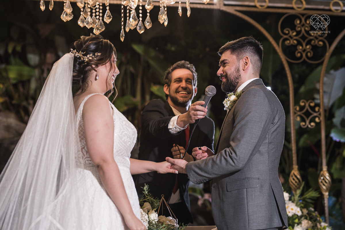 casamento classico com passarela espelhada luste luzes de noite no campo ao ar livre no ravena garden fotos pela fotografa premada Nayara Andrade de santos litoral de sao paulo