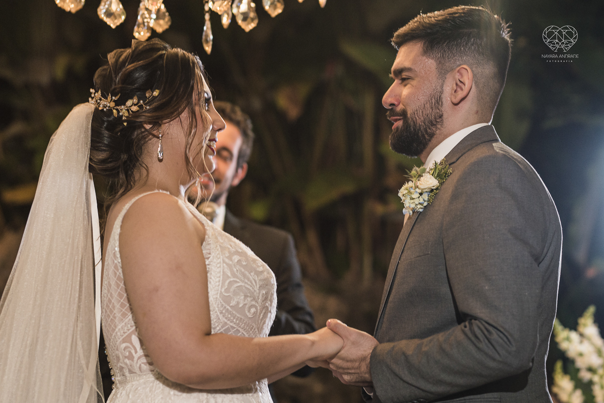 casamento classico com passarela espelhada luste luzes de noite no campo ao ar livre no ravena garden fotos pela fotografa premada Nayara Andrade de santos litoral de sao paulo